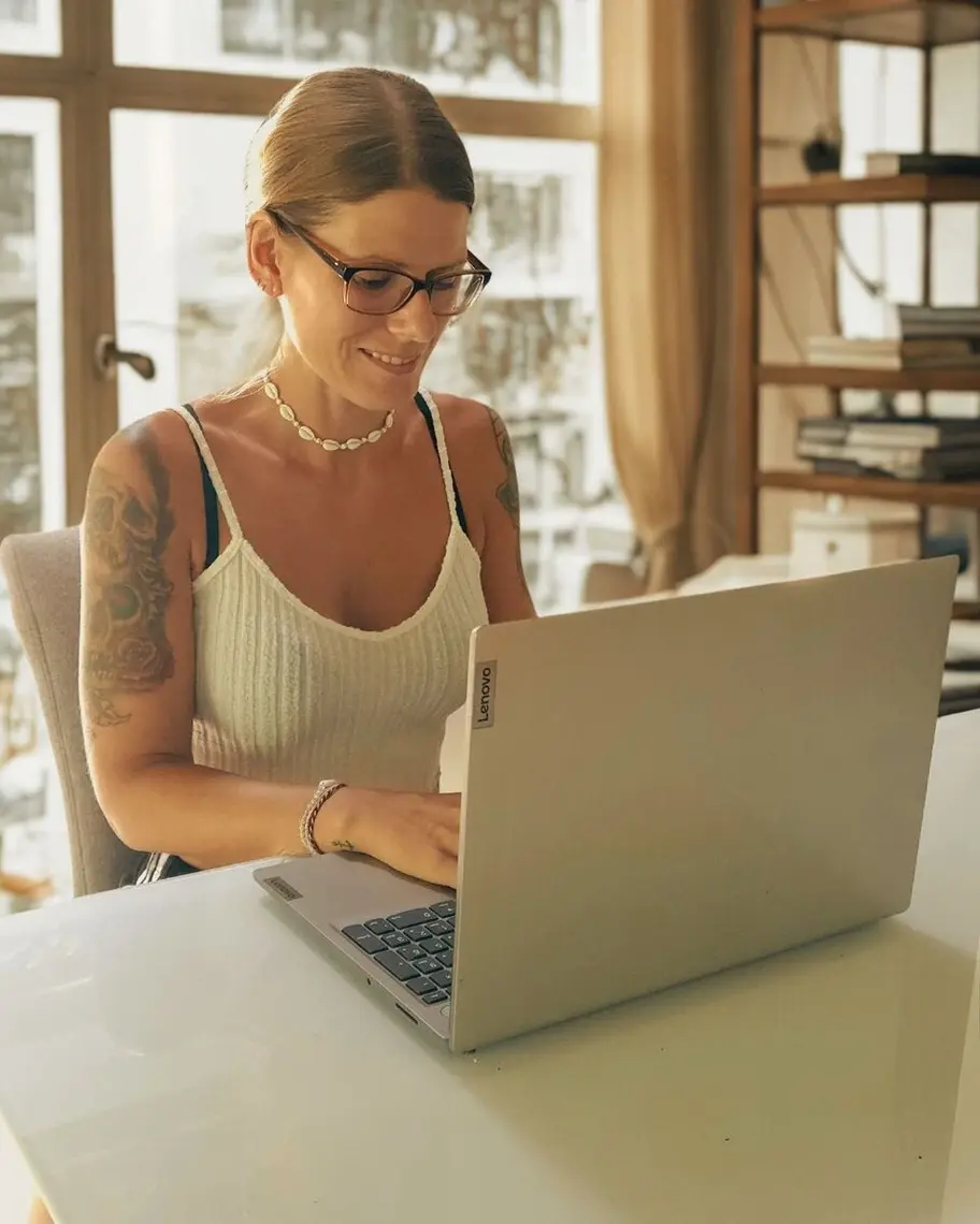 Frau sitzt am Laptop