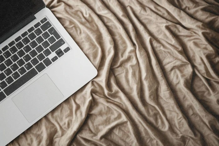 Laptop auf dem Bett