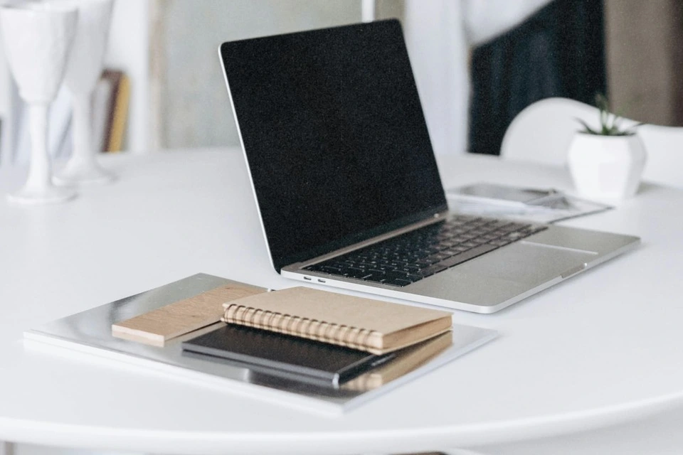 Laptop auf dem Schreibtsch